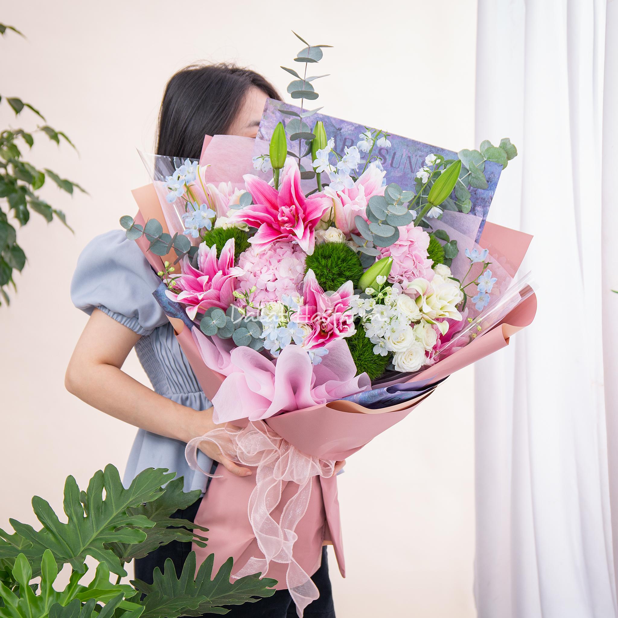 Bó Hoa Ngày Mới An Nhiên 577 Hoa Lily Kép RoseLily Cẩm Tú Cầu Hydrangea Kiwi Melllow Delphinium Dalat Hasfarm